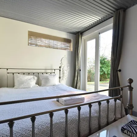 Spacious Bunglow For 6 In With Garden
