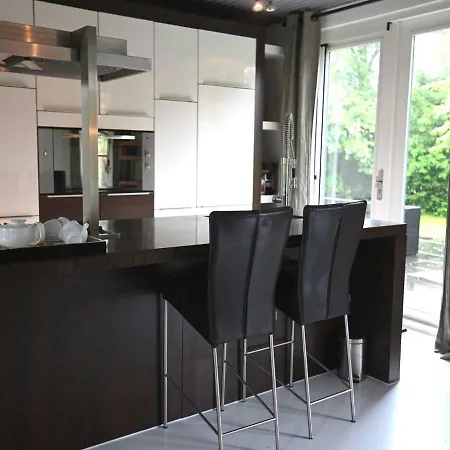 Spacious Bunglow For 6 In With Garden * 베르겐