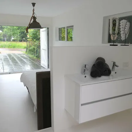 Spacious Bunglow For 6 In With Garden *